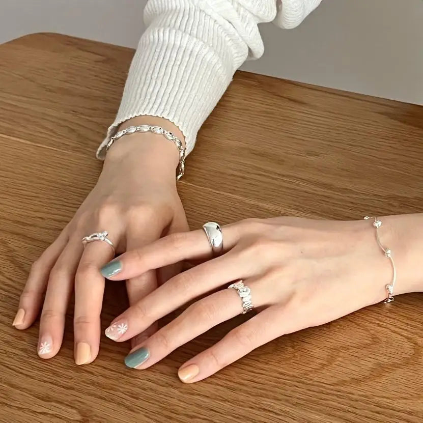 Ring Liv (öppen oregelbunden ring i silverfärg – justerbar design)