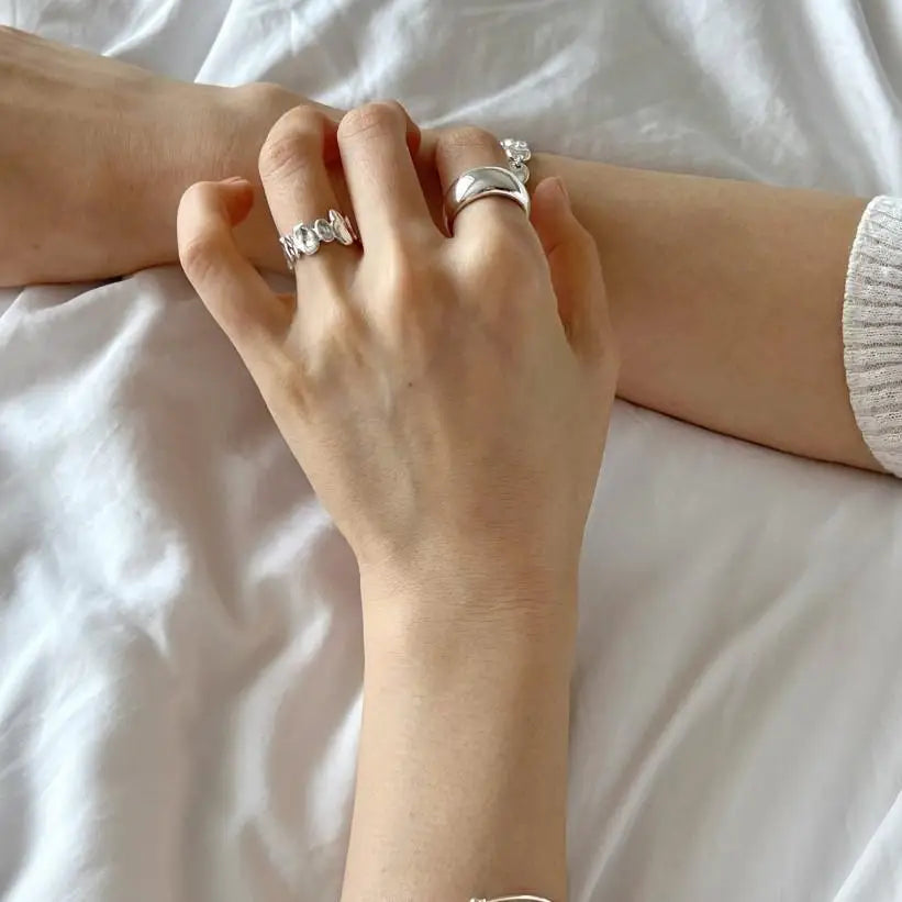 Ring Liv (öppen oregelbunden ring i silverfärg – justerbar design)