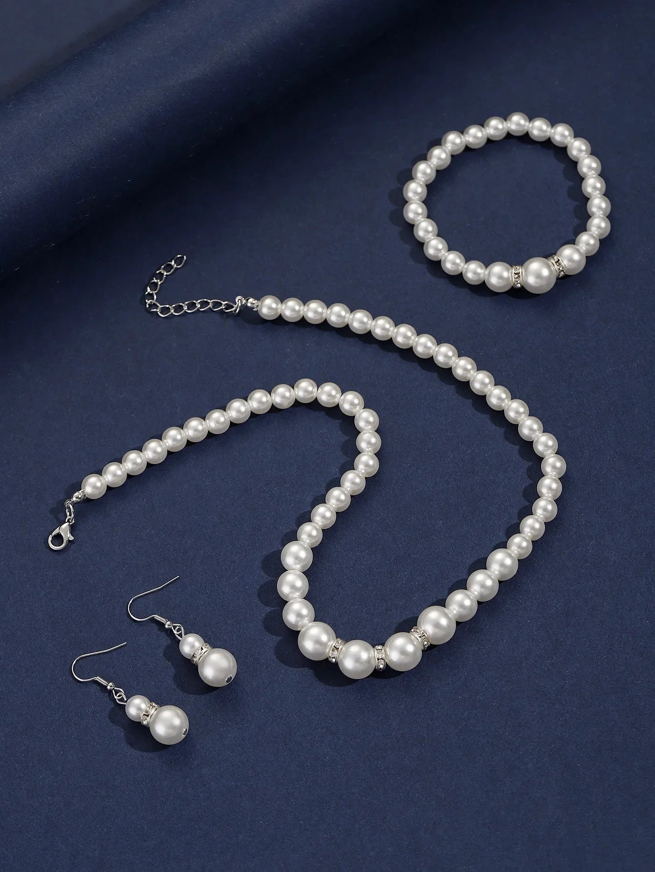 Smyckeset med pärlor – halsband, armband & örhängen