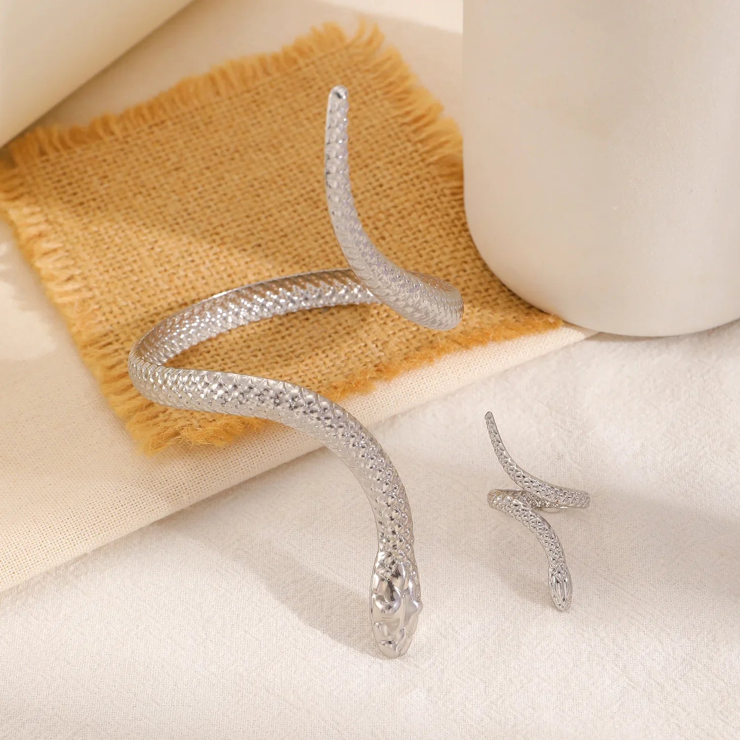 Smyckeset Selma (ormring & cuff-armband i silverfärg – punkstil)