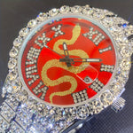 Klocka Johan (herrklocka i guldfärg med röd urtavla, strass & datum)