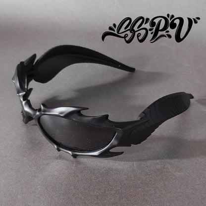 Flame Horns glasögon – streetwear med svarta bågar & metallspikar