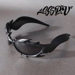 Flame Horns-briller – streetwear med svarte innfatninger og metallpigger