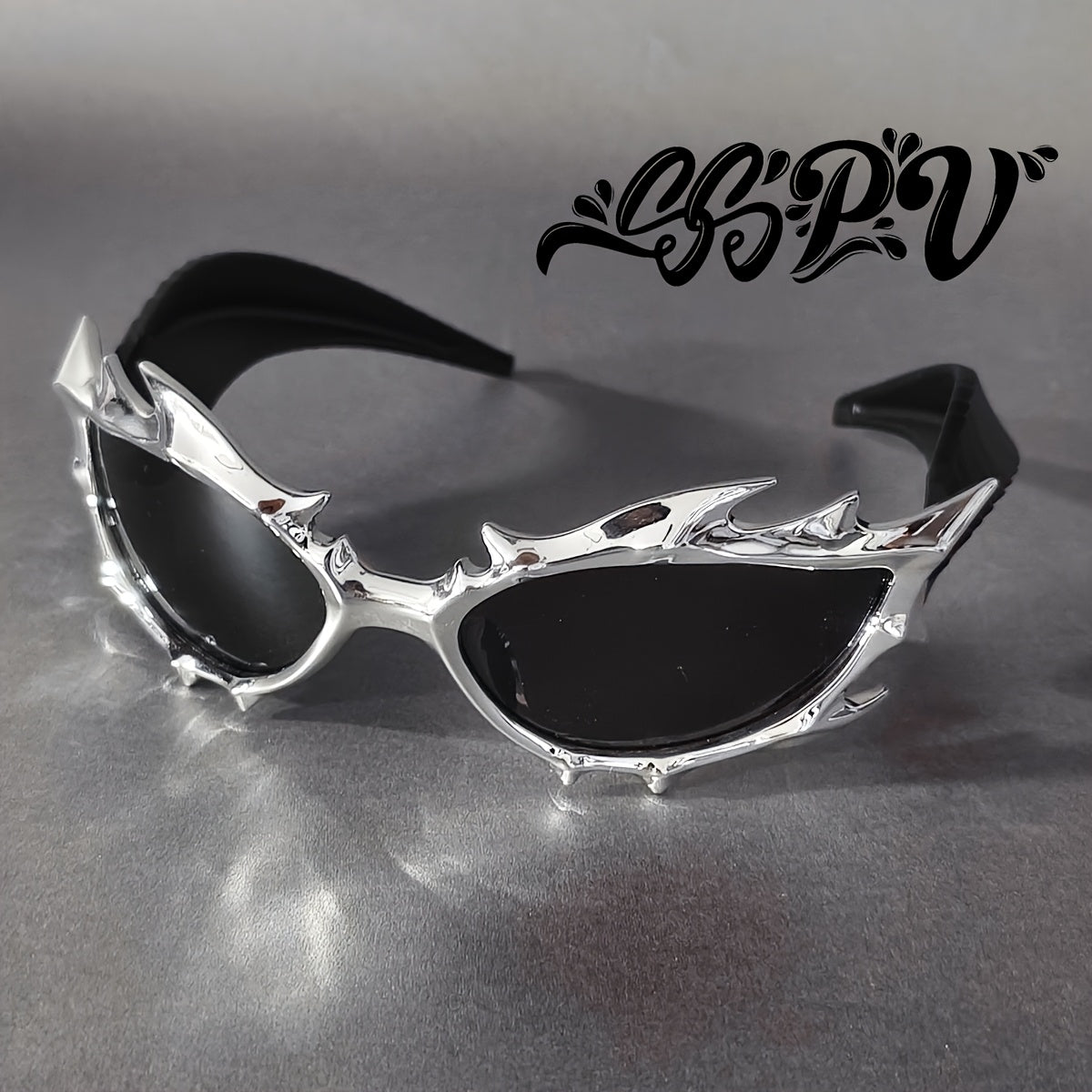 Flame Horns-briller – streetwear med svarte innfatninger og metallpigger