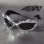 Flame Horns-briller – streetwear med svarte innfatninger og metallpigger