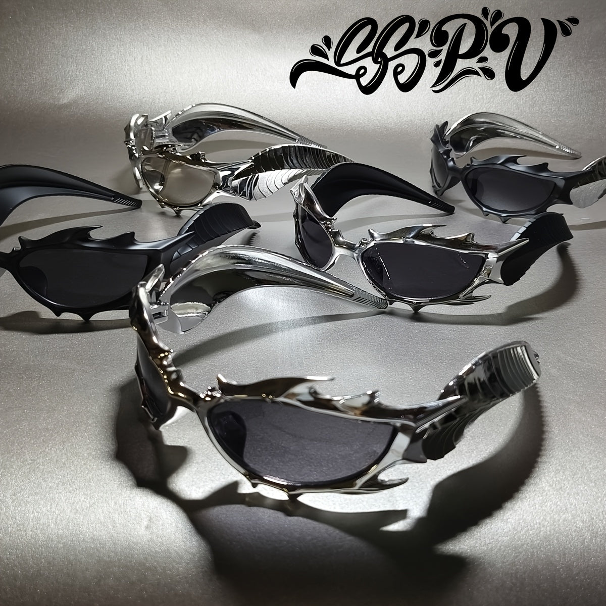 Flame Horns-briller – streetwear med svarte innfatninger og metallpigger