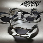 Flame Horns-briller – streetwear med svarte innfatninger og metallpigger