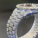 Klocka Johan (herrklocka i guldfärg med röd urtavla, strass & datum)