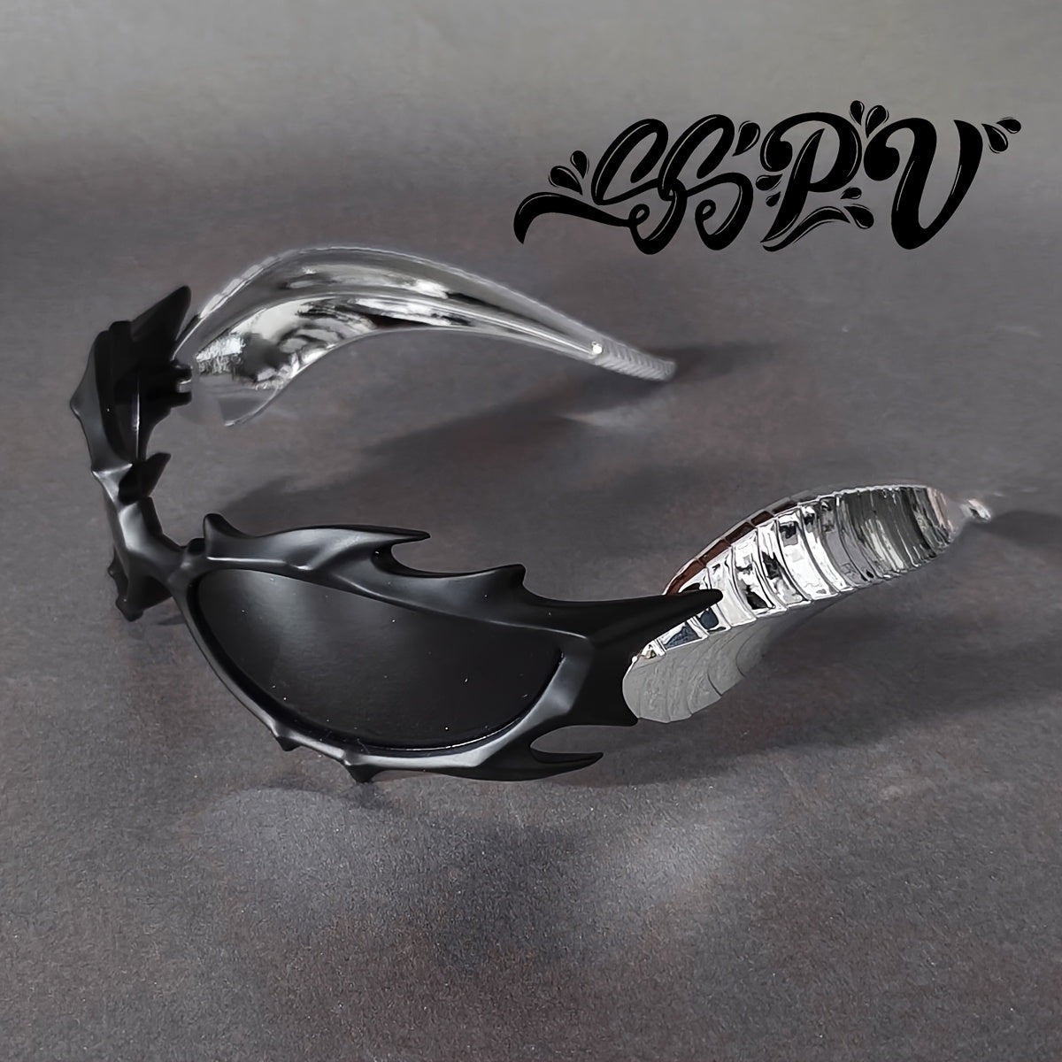 Flame Horns glasögon – streetwear med svarta bågar & metallspikar