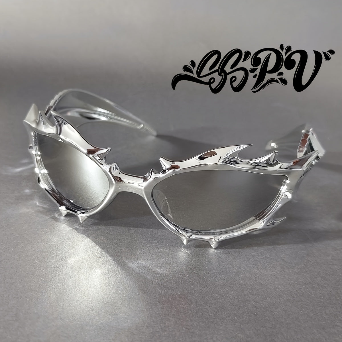 Flame Horns glasögon – streetwear med svarta bågar & metallspikar