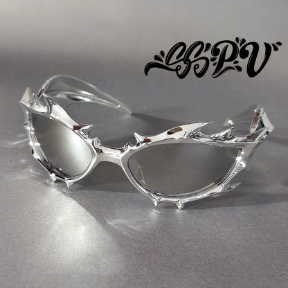 Flame Horns glasögon – streetwear med svarta bågar & metallspikar