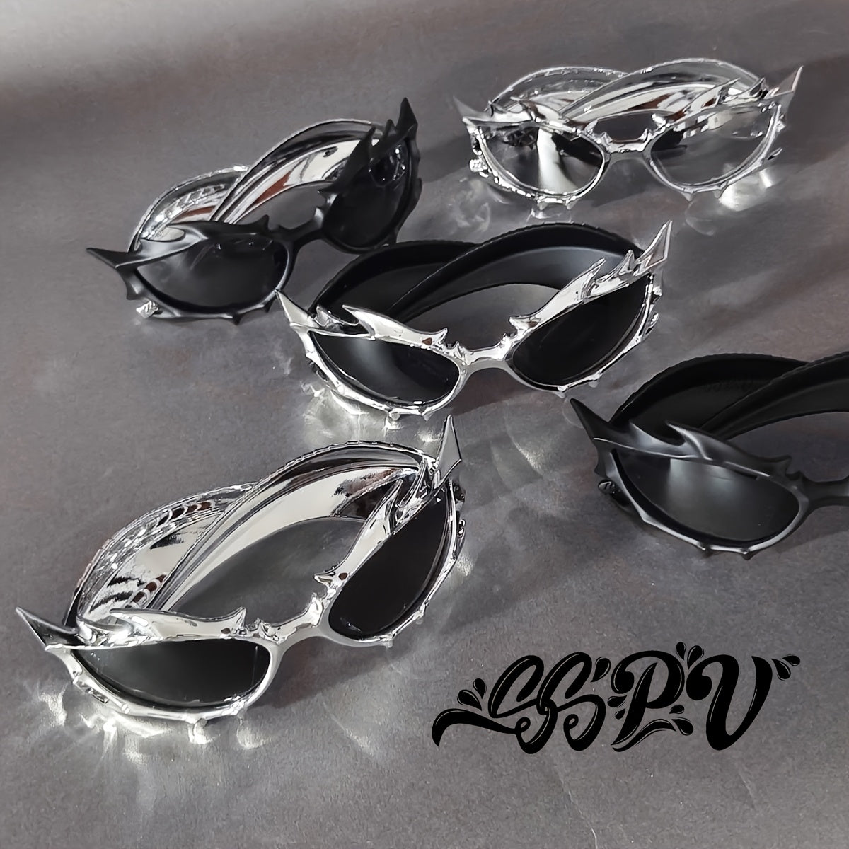 Flame Horns-briller – streetwear med svarte innfatninger og metallpigger