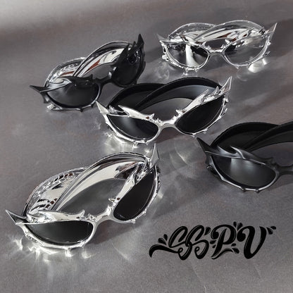 Flame Horns glasögon – streetwear med svarta bågar & metallspikar